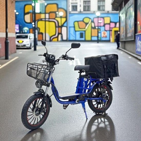 صورة دراجة كهربائية زرقاء بمقعدين سلة أمامية وشنطة توصيل خلفية